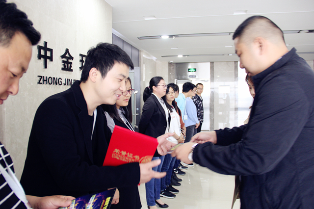 陕西绿馨为2017年优秀员工颁发旅游年票奖励(图2)