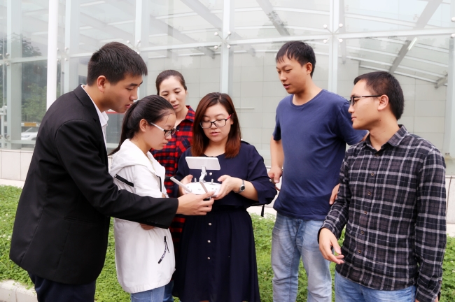 绿馨水保技术部开展无人机操作培训(图1) 绿馨水保技术部开展无人机操作培训(图1)