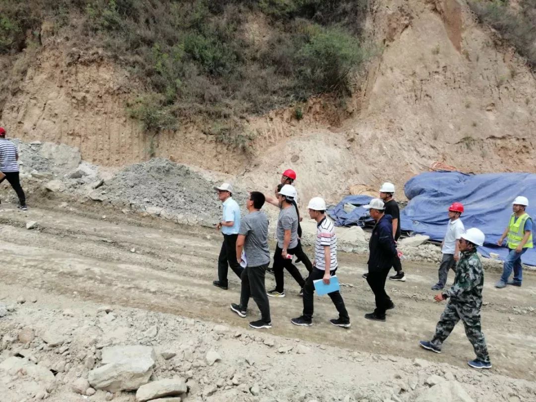 延黄高速开展弃土场整治情况检查(图3) 延黄高速开展弃土场整治情况检查(图3)