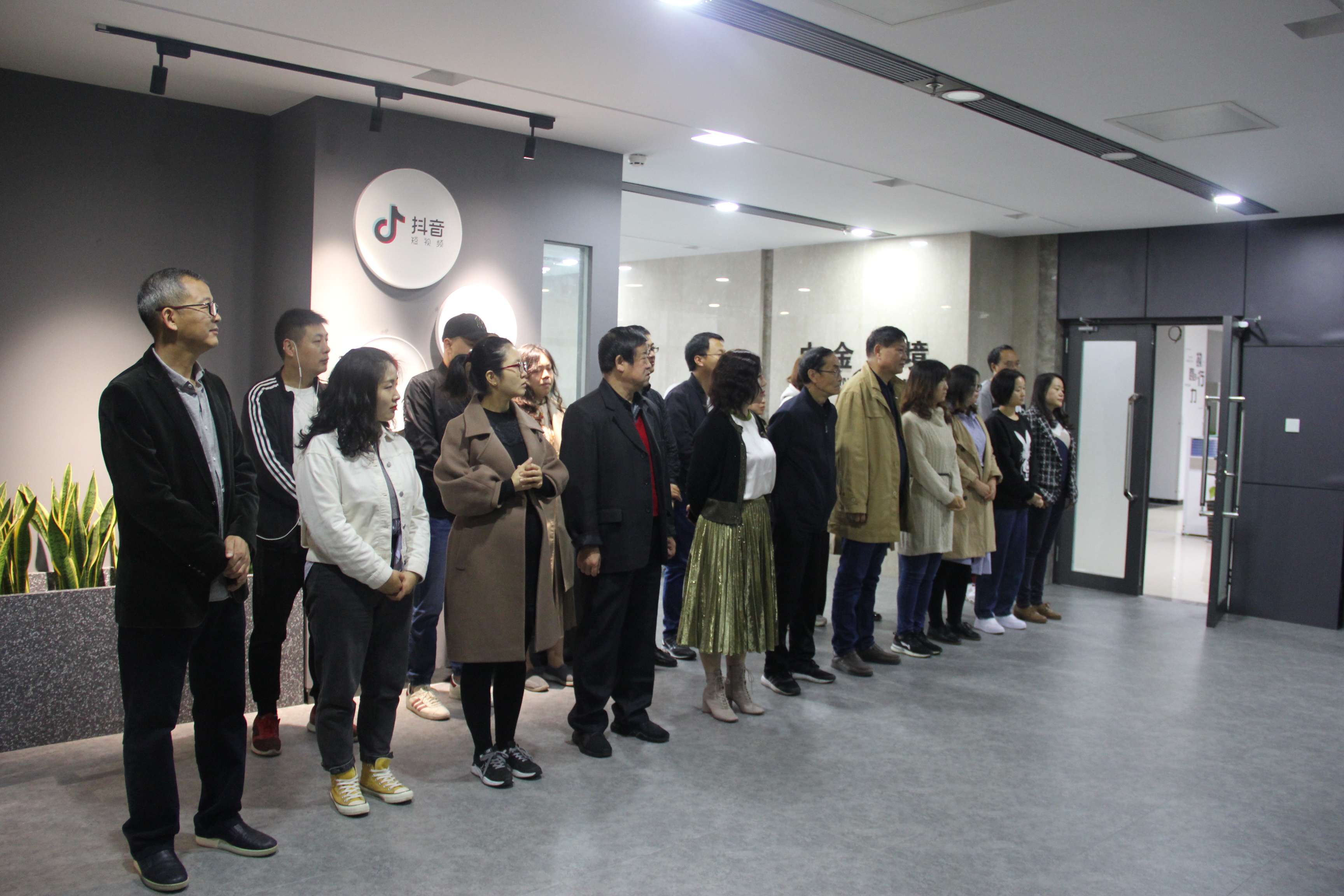 陕西绿馨与陕西科荣召开联合工作会议暨员工见面会(图2) 陕西绿馨与陕西科荣召开联合工作会议暨员工见面会(图2)